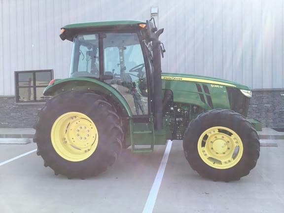 Image of John Deere 5085M equipment image 4