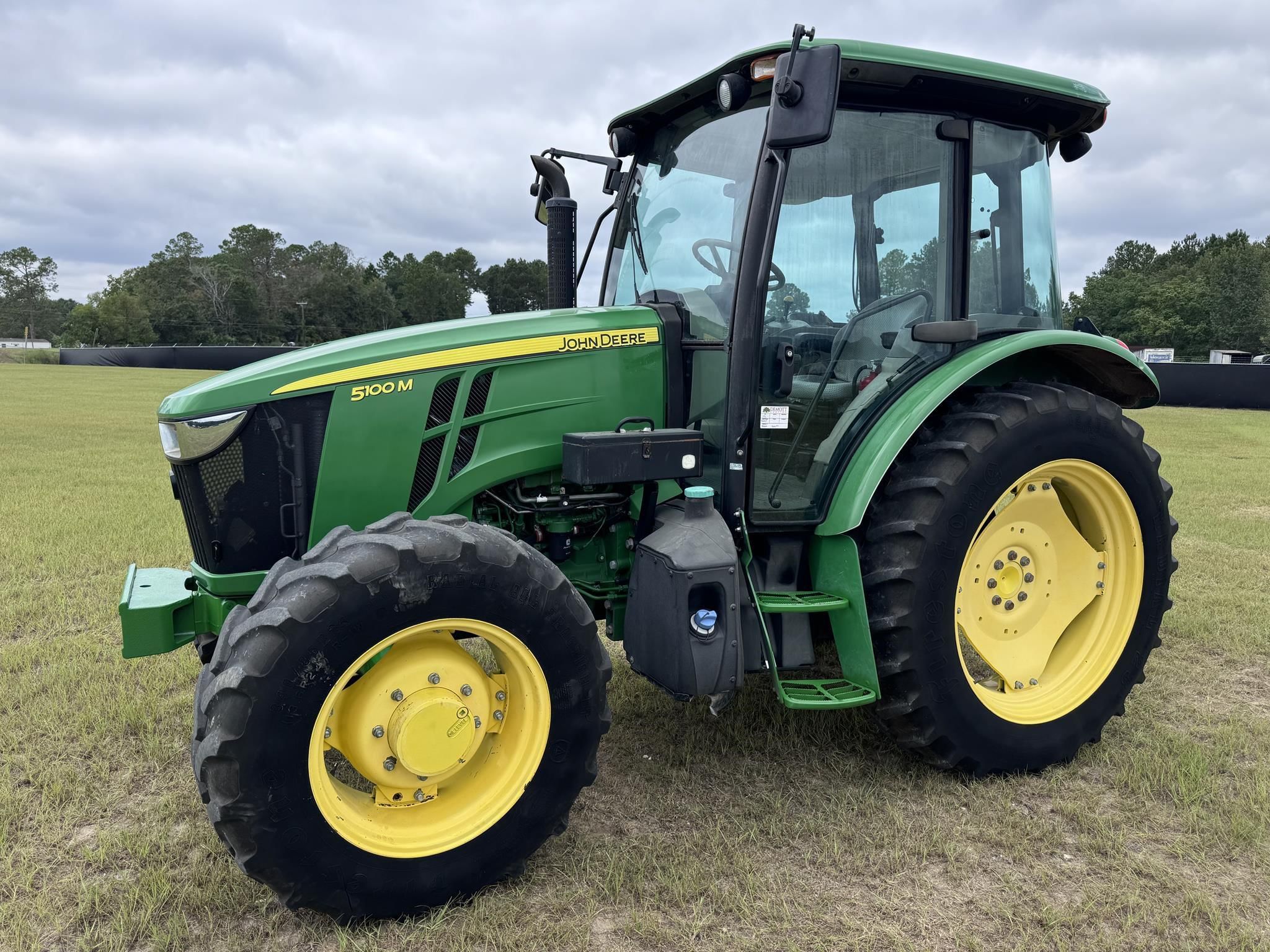 2016 John Deere 5100M Equipment Image0