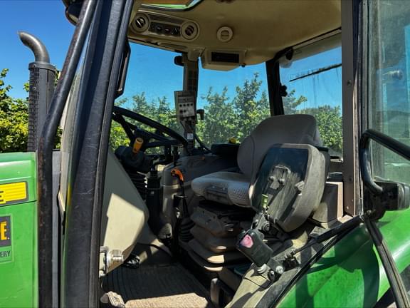 Image of John Deere 5100M equipment image 4