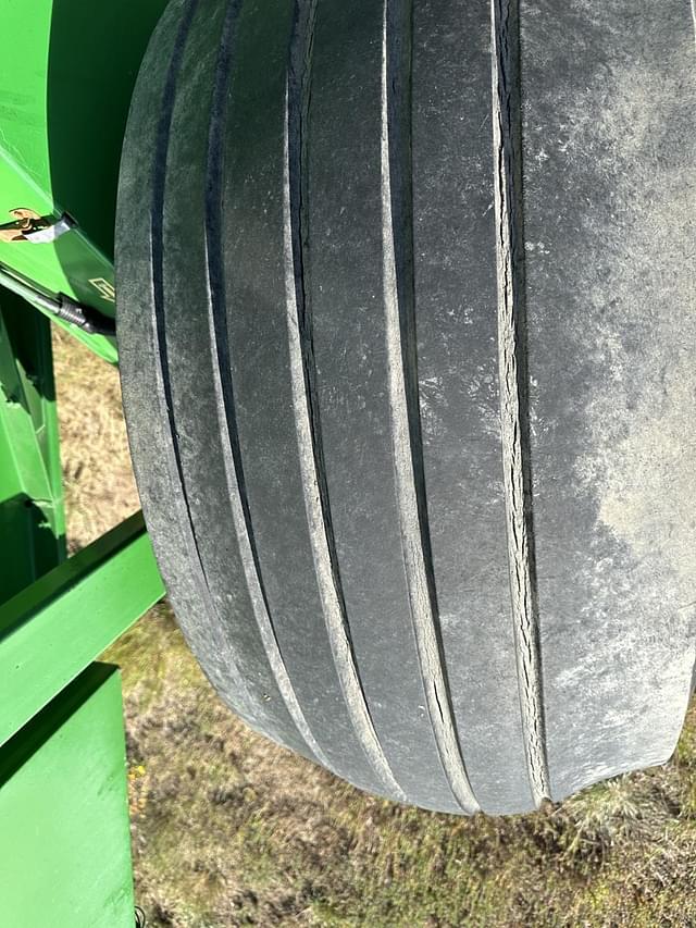 Image of John Deere 569 MegaWide Plus equipment image 4