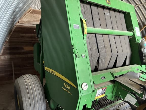 Image of John Deere 569 MegaWide Plus equipment image 4