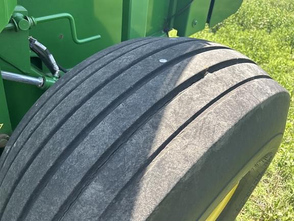 Image of John Deere 569 MegaWide Plus equipment image 1
