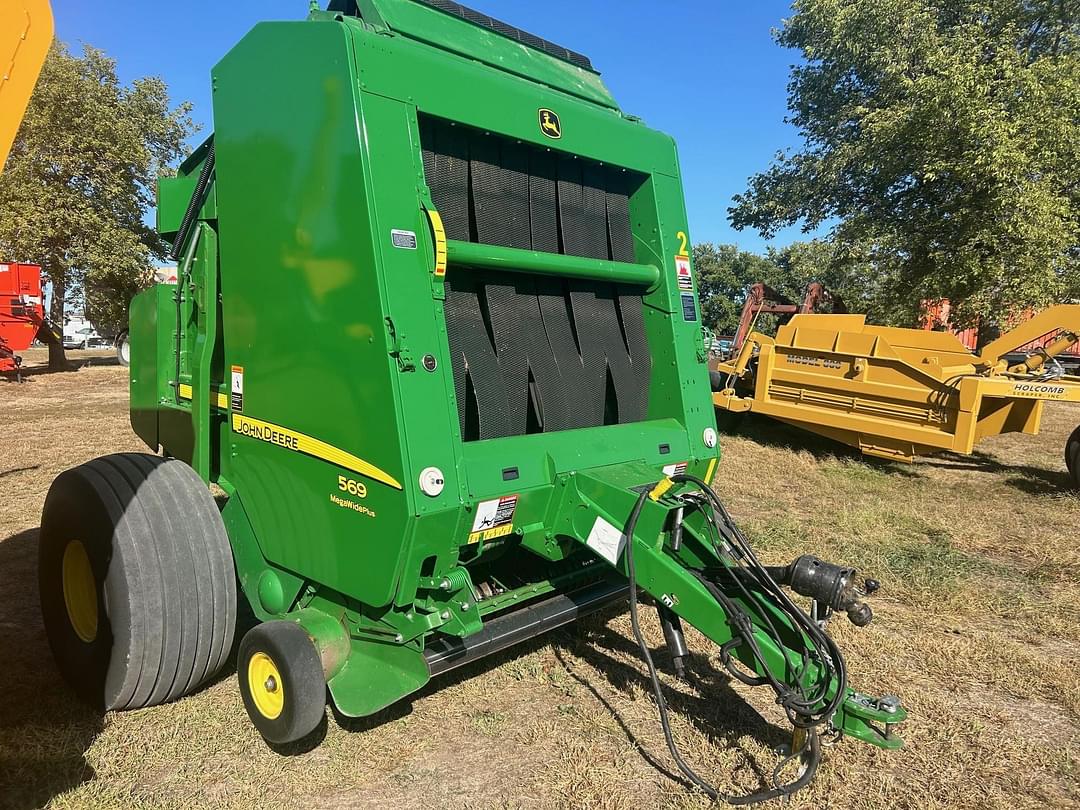 Image of John Deere 569 MegaWide Plus Image 1