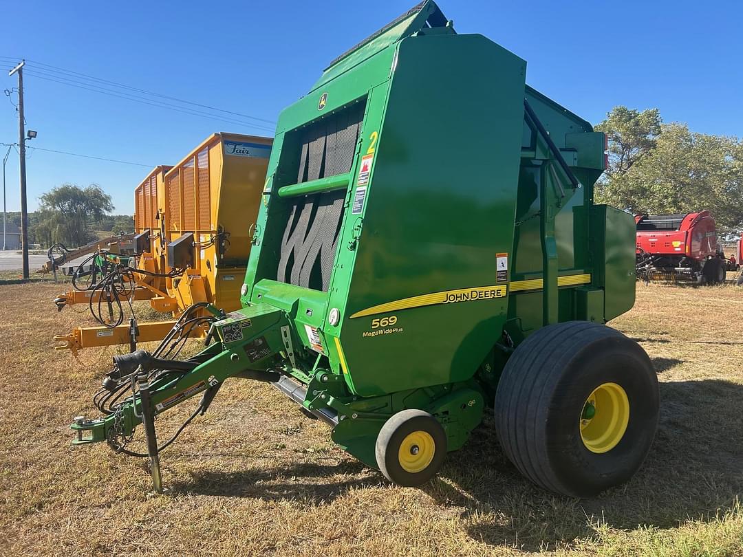 Image of John Deere 569 MegaWide Plus Image 0