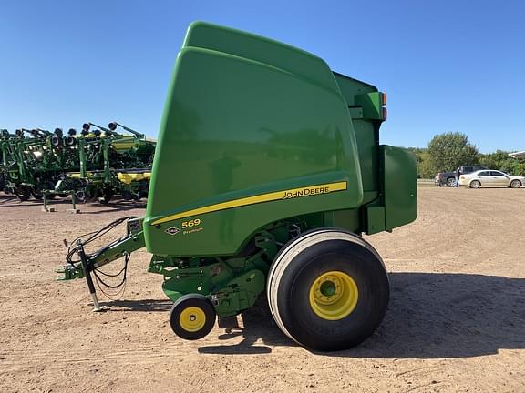 Image of John Deere 569 Premium equipment image 1