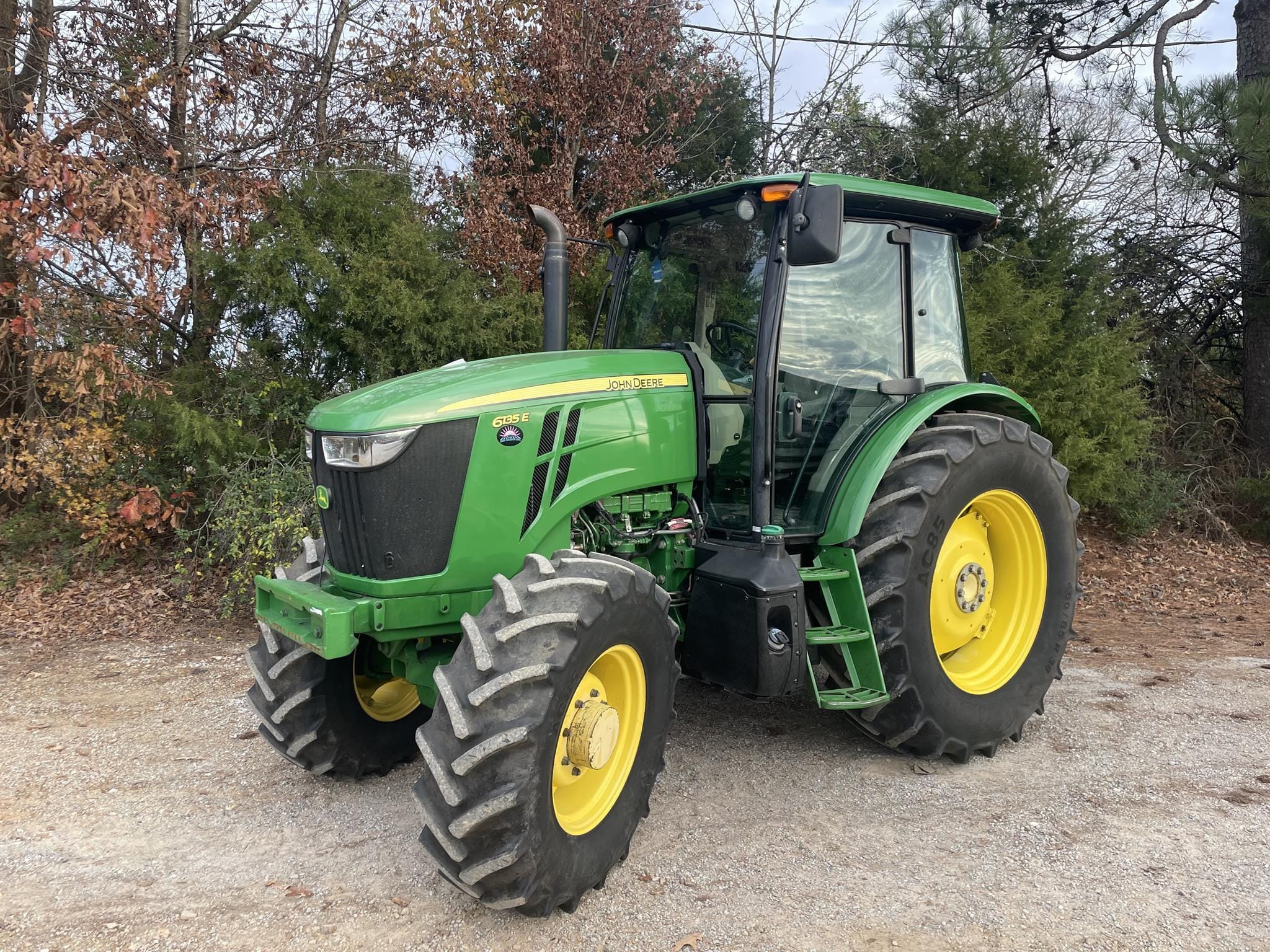 2016 John Deere 6135E Equipment Image0