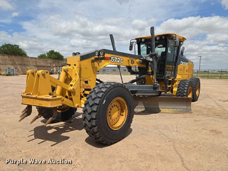 2016 John Deere 672G Equipment Image0