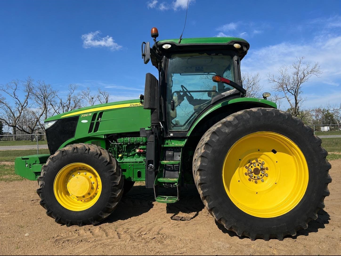 2016 John Deere 7210R Equipment Image0