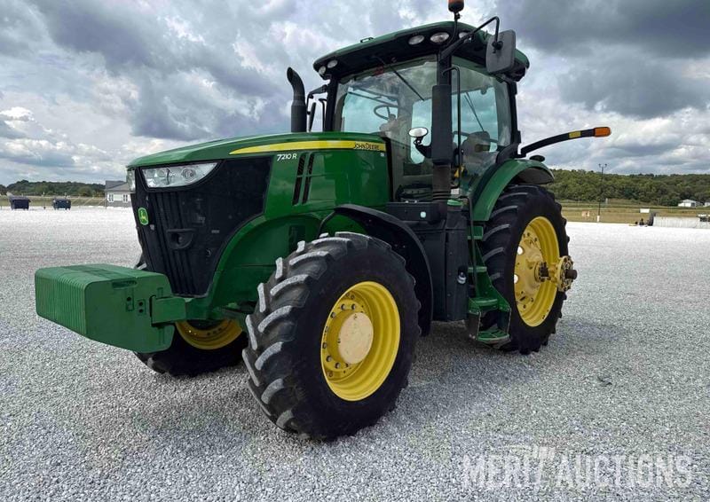 2016 John Deere 7210R Equipment Image0