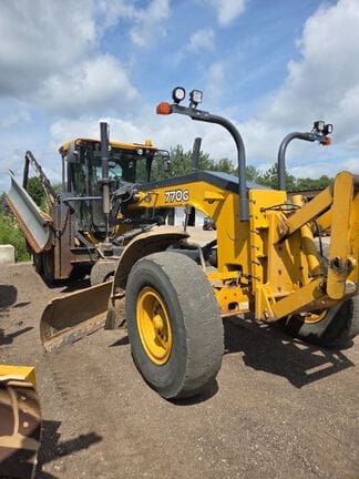 2016 John Deere 770G Equipment Image0