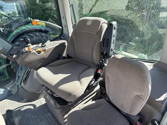 Image of John Deere 8270R equipment image 4