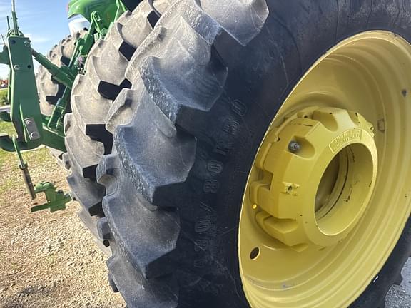 Image of John Deere 8270R equipment image 1