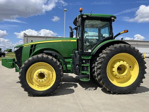 Image of John Deere 8370R equipment image 1