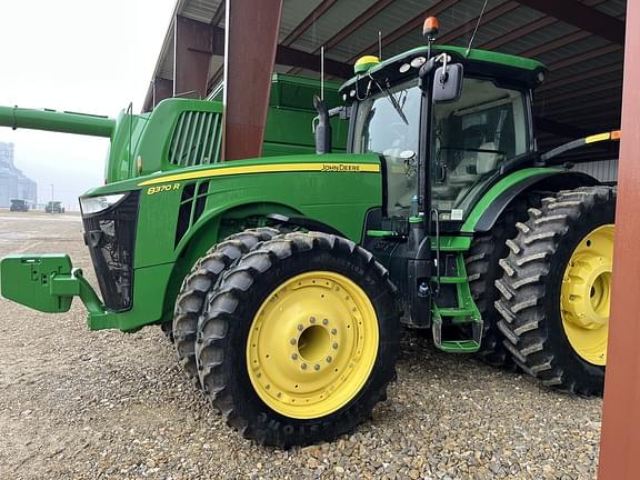 Image of John Deere 8370R equipment image 1