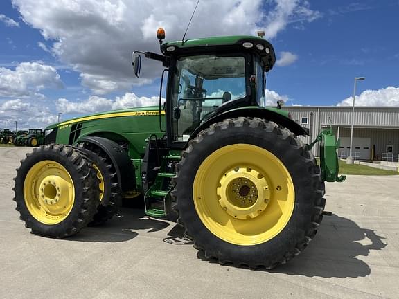 Image of John Deere 8370R equipment image 2