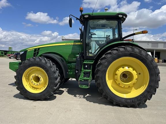 Image of John Deere 8370R equipment image 2