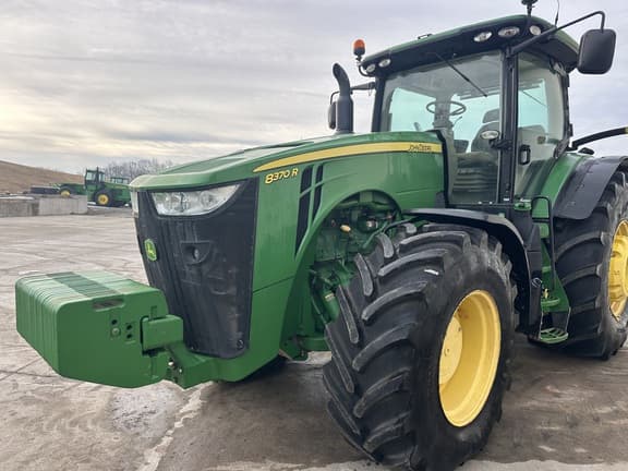 Image of John Deere 8370R equipment image 4