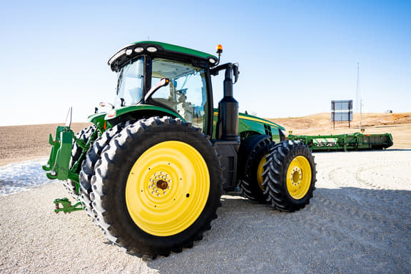 Image of John Deere 8370R equipment image 2