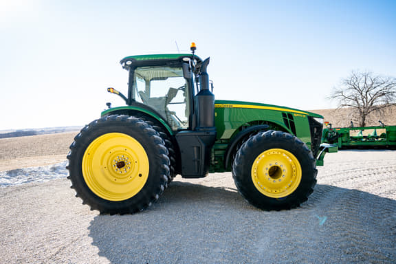 Image of John Deere 8370R equipment image 1