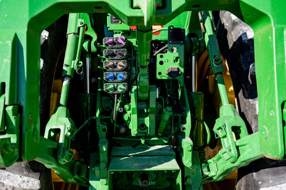 Image of John Deere 8370R equipment image 4