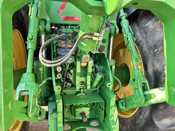 Image of John Deere 8370R equipment image 4