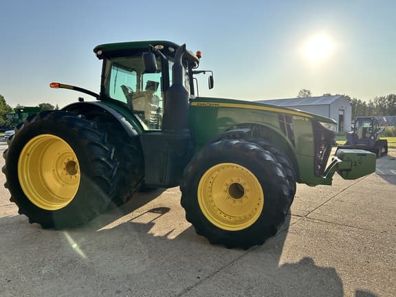 Image of John Deere 8370R equipment image 1