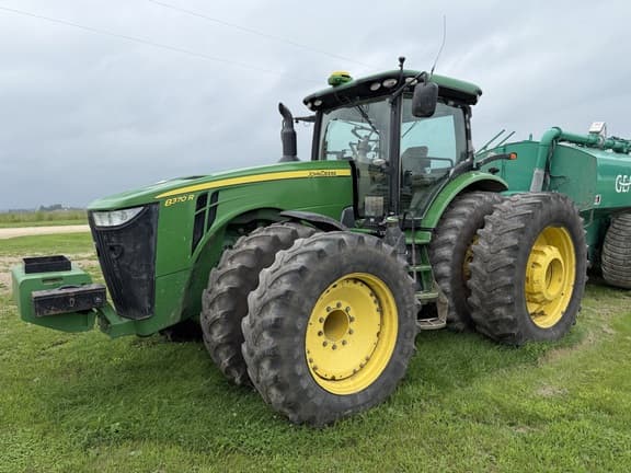Image of John Deere 8370R equipment image 1
