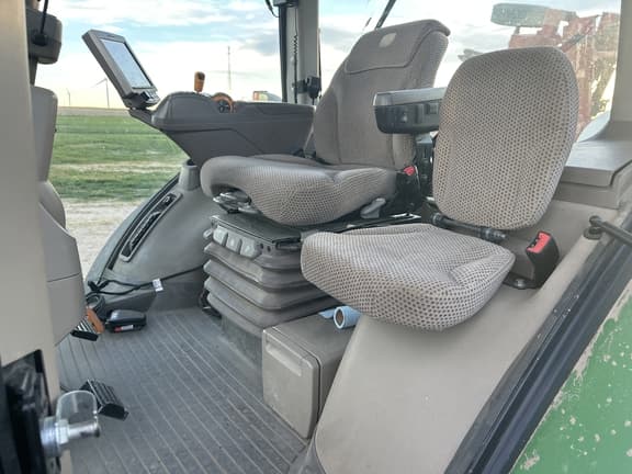 Image of John Deere 8370R equipment image 3