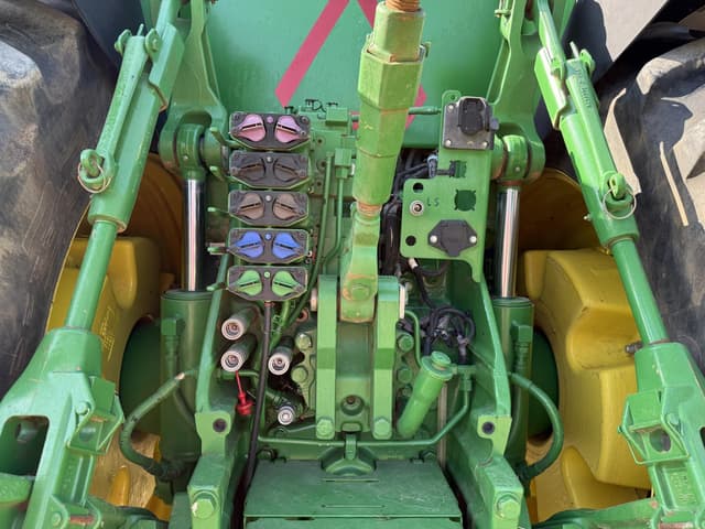 Image of John Deere 8370R equipment image 4