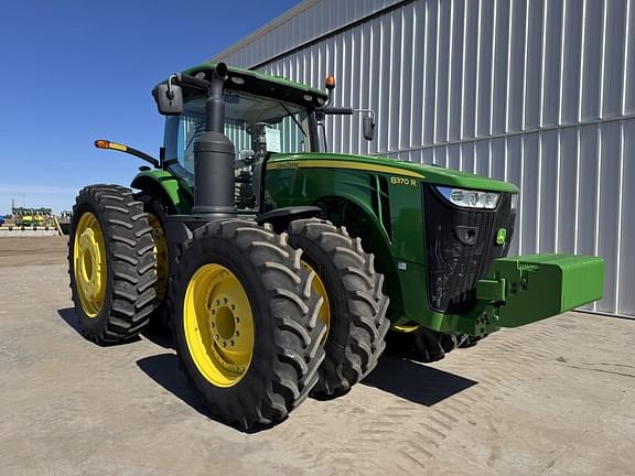 Image of John Deere 8370R equipment image 4