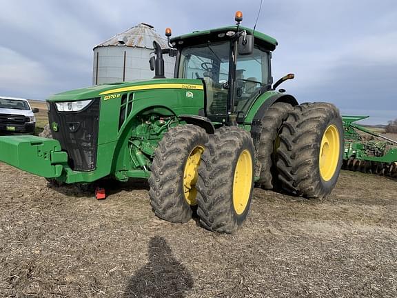 Image of John Deere 8370R equipment image 1