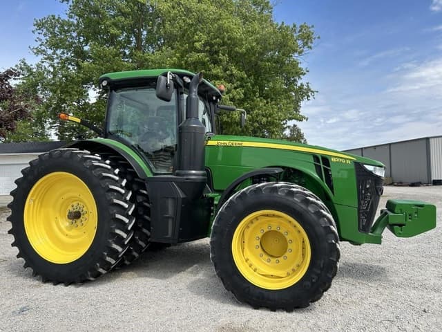 Image of John Deere 8370R equipment image 1