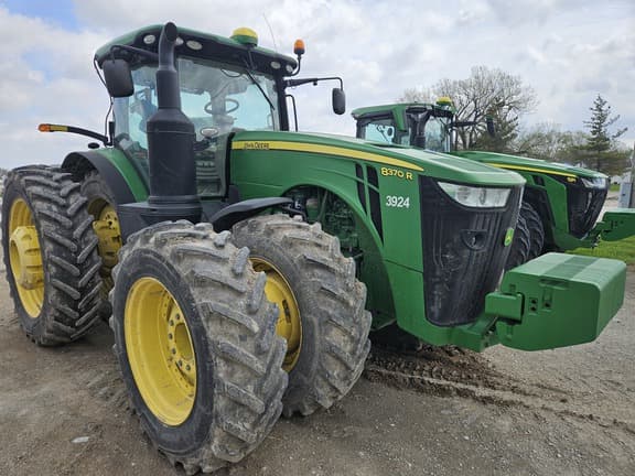 Image of John Deere 8370R equipment image 1