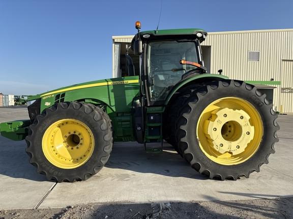 Image of John Deere 8370R equipment image 1