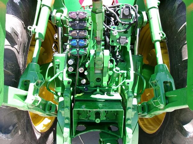 Image of John Deere 8370R equipment image 4