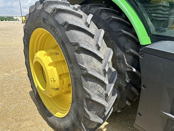 Image of John Deere 8370R equipment image 4