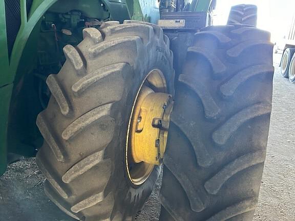 Image of John Deere 8370R equipment image 4