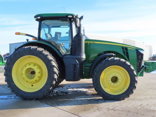 Image of John Deere 8370R equipment image 2