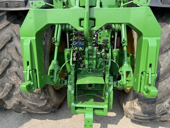 Image of John Deere 8370R equipment image 4