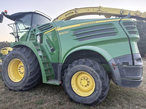 Image of John Deere 8600 equipment image 1