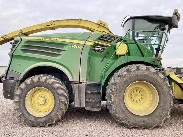 Image of John Deere 8600 equipment image 1