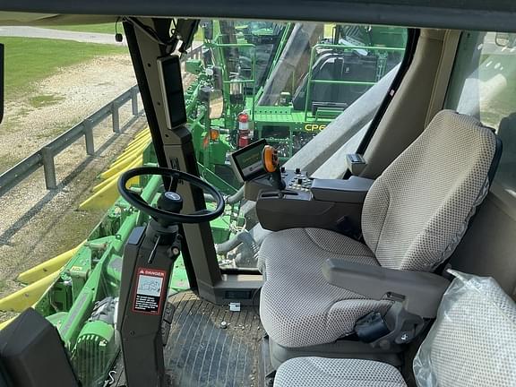 Image of John Deere CP690 equipment image 2