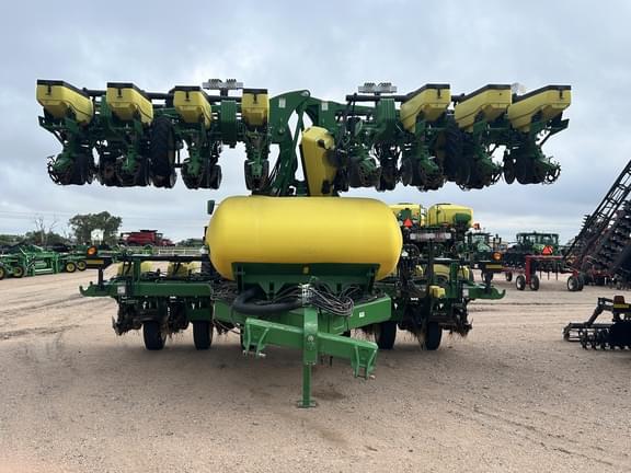 Image of John Deere DR24 equipment image 1