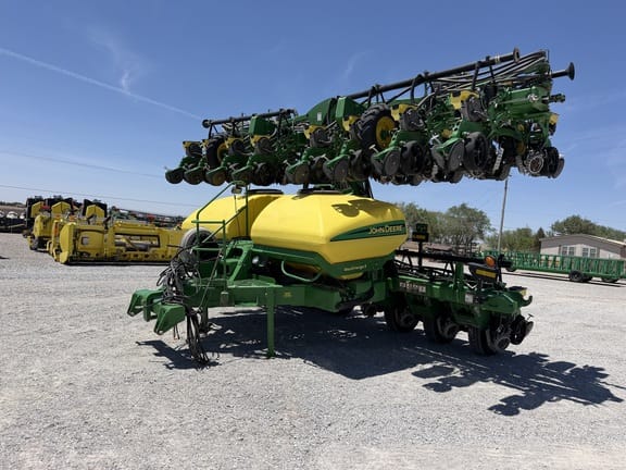 2016 John Deere DR24 Equipment Image0