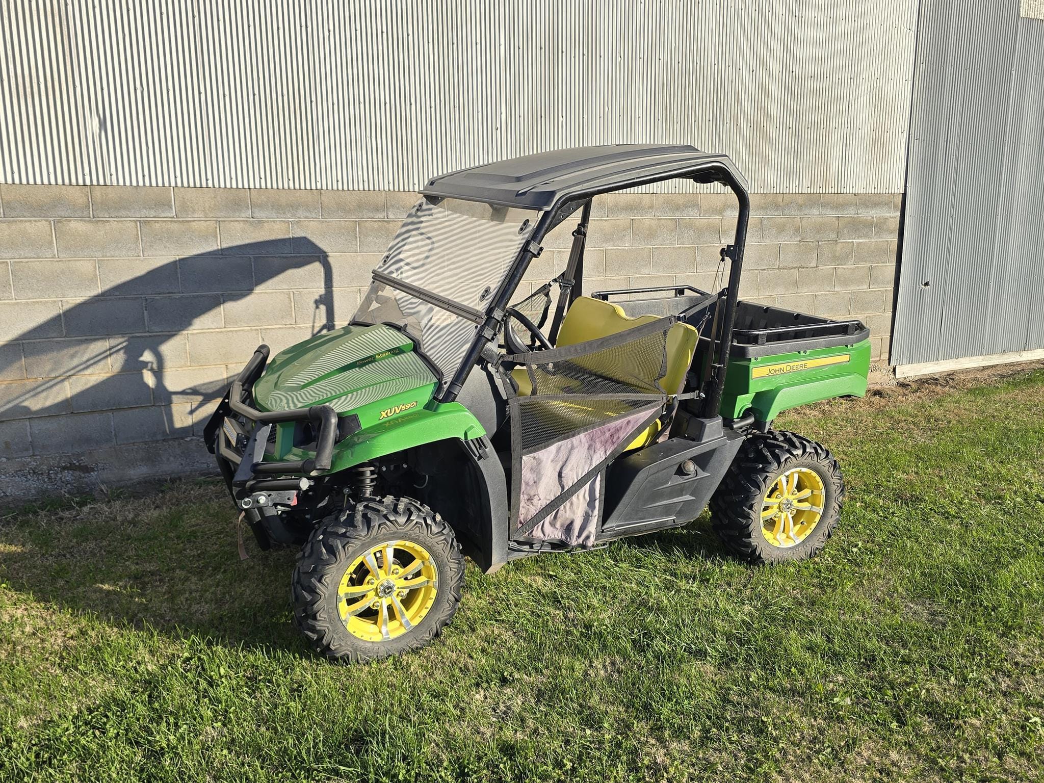 2016 John Deere XUV 590i Gator Equipment Image0