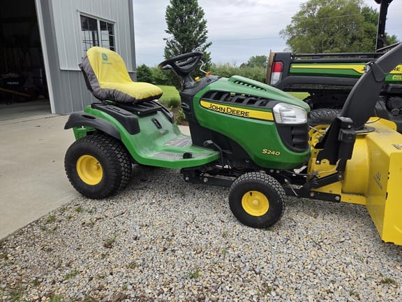 2016 John Deere S240 Equipment Image0