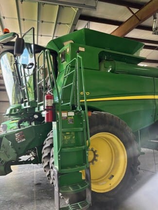 2016 John Deere S670 Equipment Image0