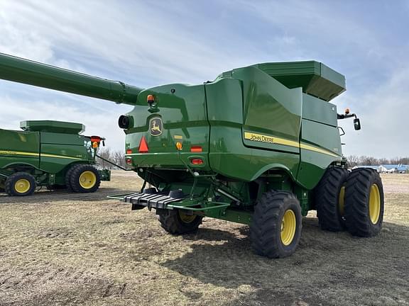 Image of John Deere S670 equipment image 4