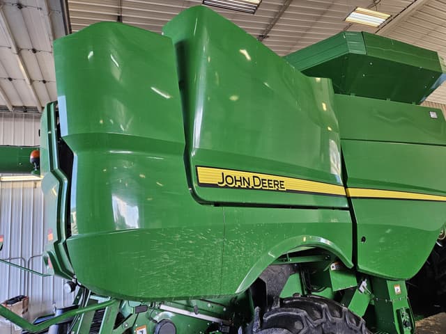 Image of John Deere S670 equipment image 4