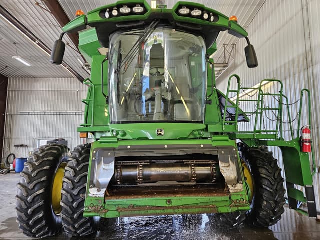 Image of John Deere S670 equipment image 1